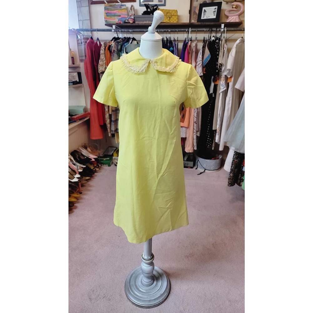 S/M vintage 1960s yellow collared shift dress